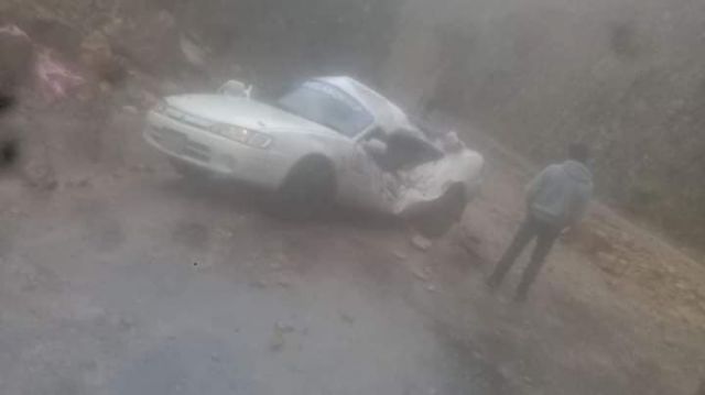 Roca impactó encima de un vehículo