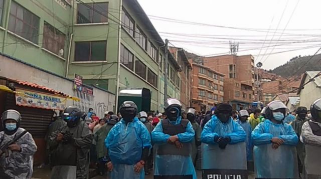 Cocaleros resguardan el mercado de Adepcoca