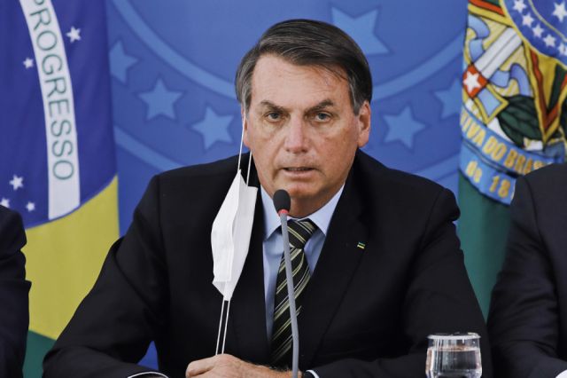 Denuncian a Jair Bolsonaro por atraso en inmunización