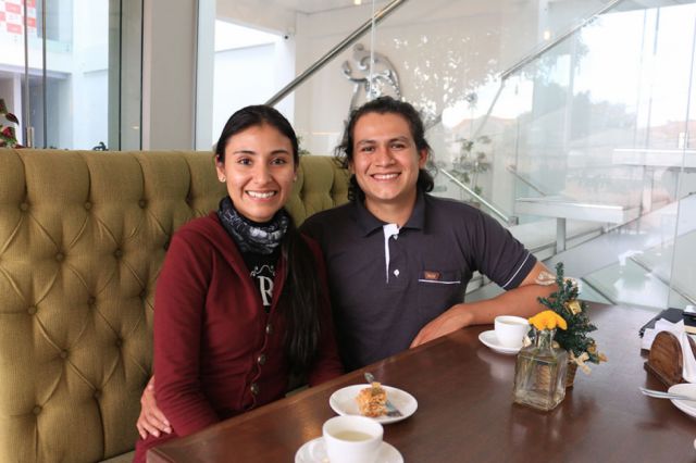 Luis Dorado junto  	a Estefany Loza 
