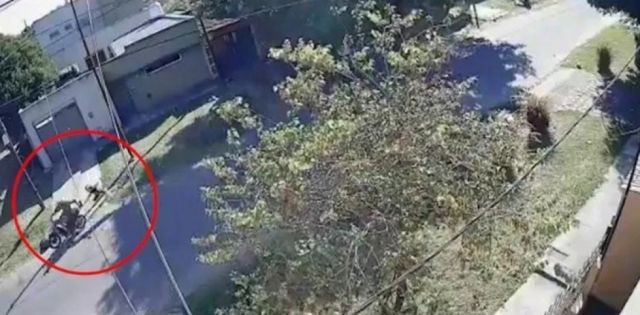 Arrastró a  una abuela  para robarle la cartera