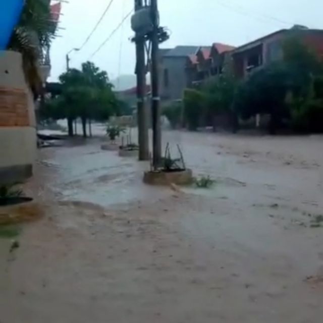 Canchas, casas y calles inundadas en Bermejo por lluvias (Videos)