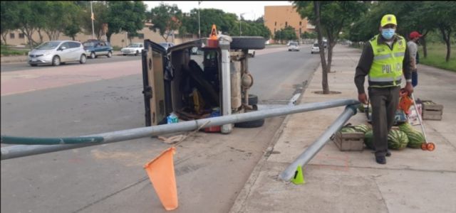 Colisionó y volteó un poste en la Integración 
