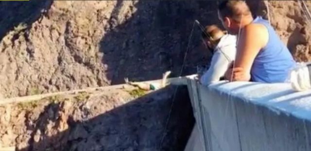 Saltó a   represa y batalla por su vida 