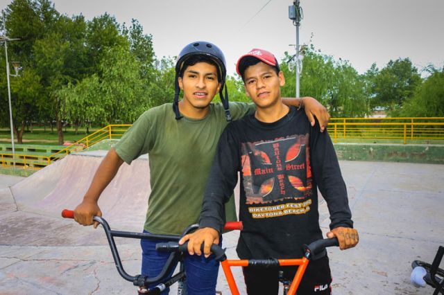Los riders Alexis Aguilar y Edilson Vargas.