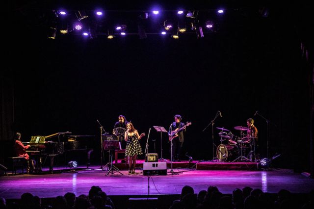 “Silencio Cromático”  es una orquesta boliviana que busca llevar el tango  a las nuevas generaciones.  El 29 de enero lanzará  su cuarto álbum  “Las Rosas de Gardel”.