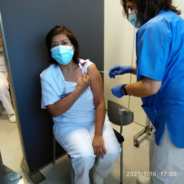 Tarijeña recibió hoy la vacuna contra el Covid-19 en España