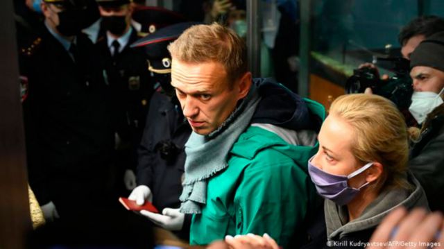 Detienen a opositor ruso en aeropuerto de Moscú