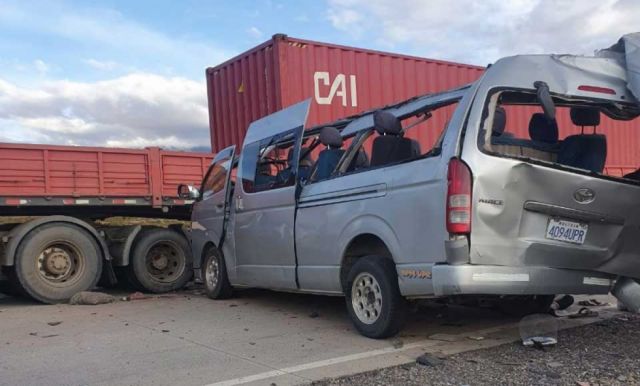 Colisión de minibús contra camión deja cuatro fallecidos