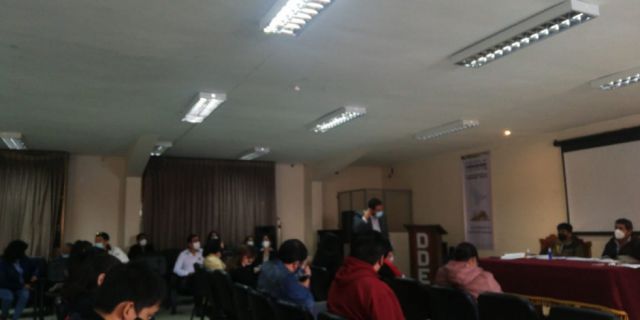 Padres de familia protestan en el Seduca Tarija, piden rebaja de pensiones