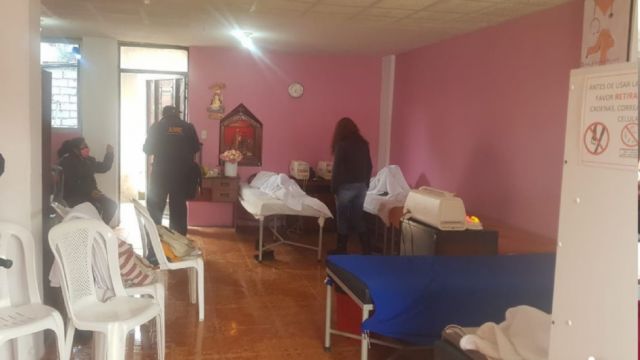 Clausuran en Ecuador una 'clínica' que puso unas 70 mil dosis de vacunas falsas contra el Covid-19 a sus pacientes (VIDEO) Clausuran en Ecuador una 'clínica' que puso unas 70 mil dosis de vacunas falsas contra el Covid-19 a sus pacientes (VIDEO)