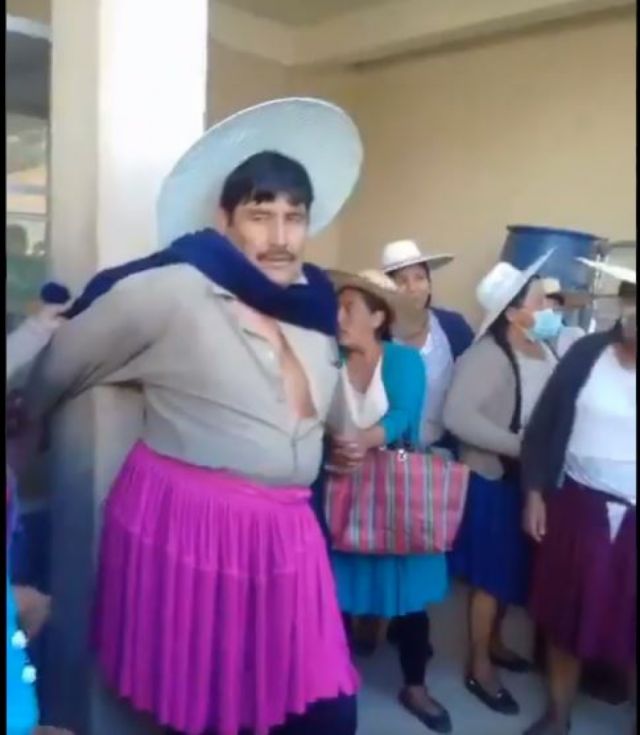  Militantes del MAS obligaron a presidente del Concejo a vestir pollera de mujer (Video)