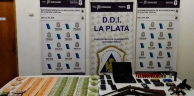 Hallan arsenal usado por  falsos policías en un robo 