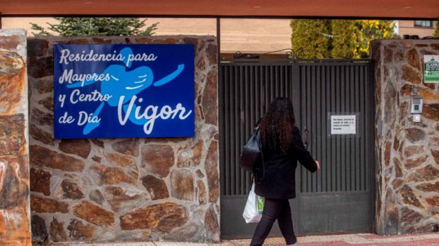 Dos trabajadoras llevaron la cepa británica al centro con 11 muertos y 65 positivos, todos vacunados