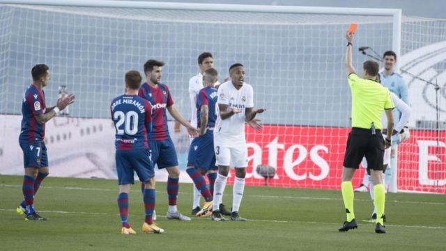 Batacazo del Madrid ante el  Levante en un duelo polémico