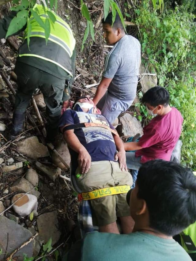 Camión tráiler se embarrancó en el Río Bermejo