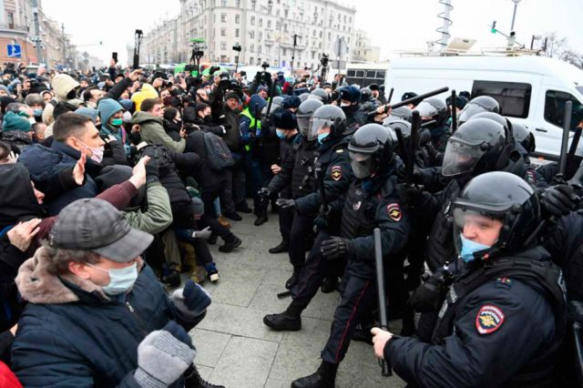 Denuncian "excesivo uso de fuerza" en protestas de Rusia
