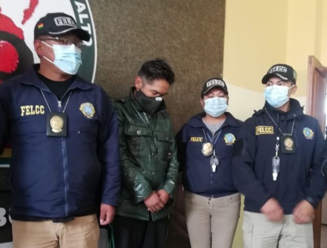 Profesor acosaba a estudiantes en redes sociales