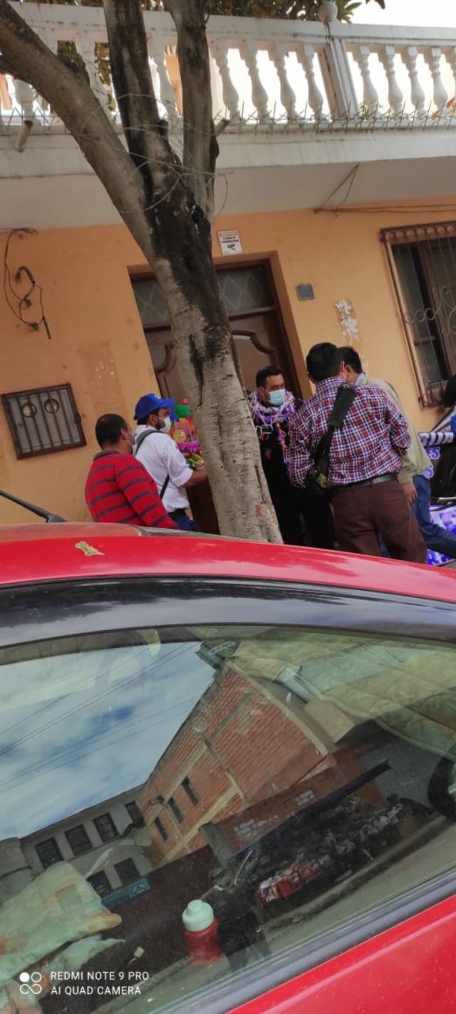Álvaro Ruíz recibe torta de compadres