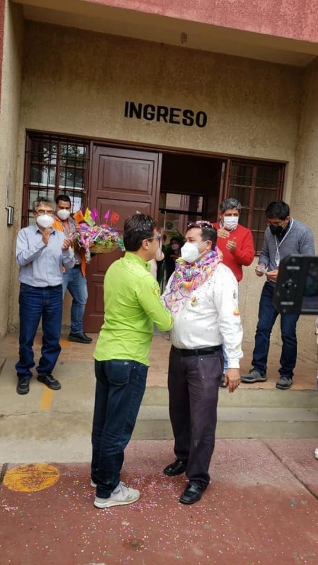Pica y Johnny se saludan