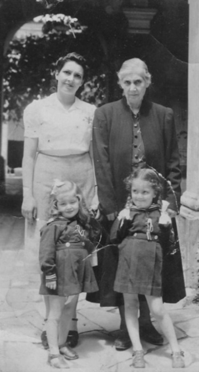 Rosa Pizarro junto a su suegra María Virginia Pizarro Arce, y sus dos hijas, María Rosa y María Virginia 