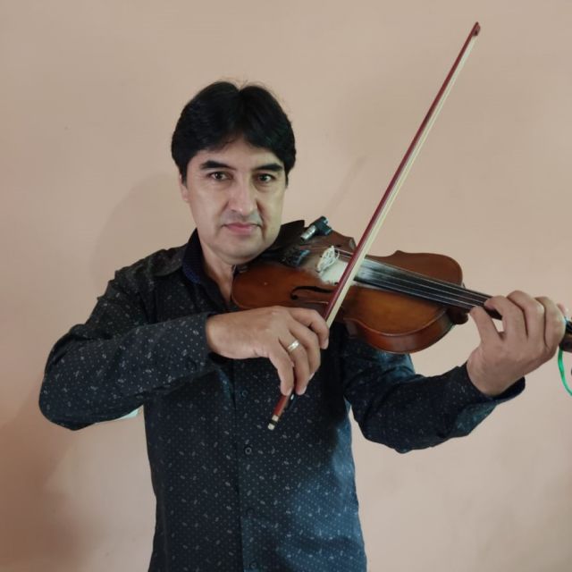 Simón Pantaleón: entre artesanías y música