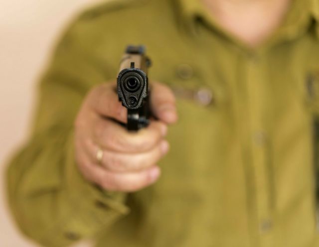 Policía apuntó en la cabeza con arma de fuego a pareja en el Chaco