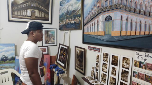 Rematán Castillo de paseo por la galería.