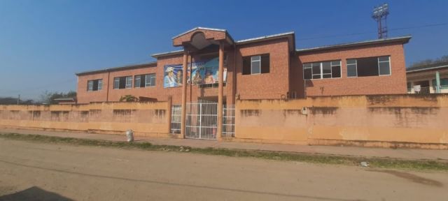 Con cuatro celulares, 27 niños de un albergue buscan pasar clases en Bermejo