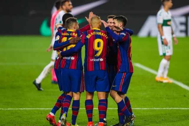 Barcelona goleó al Elche  y se acerca al Atlético 