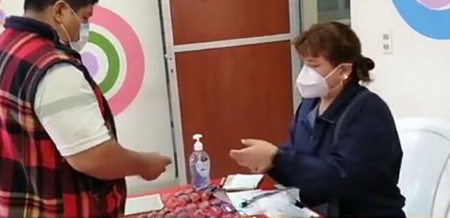 Realizan campaña oftalmológica gratuita en el mercado La Loma de Tarija