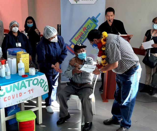 COVID: Vacunan a personas con enfermedad de base en Tarija