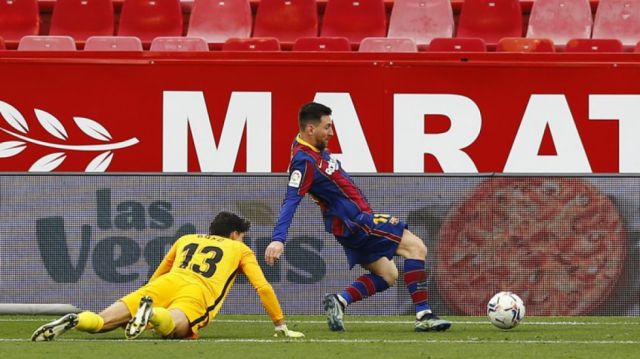 Barcelona superó al Sevilla y se pone a tiro de la cima 