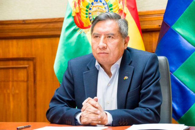 Acusan a exfuncionarios de bajarse la cabeza a EEUU