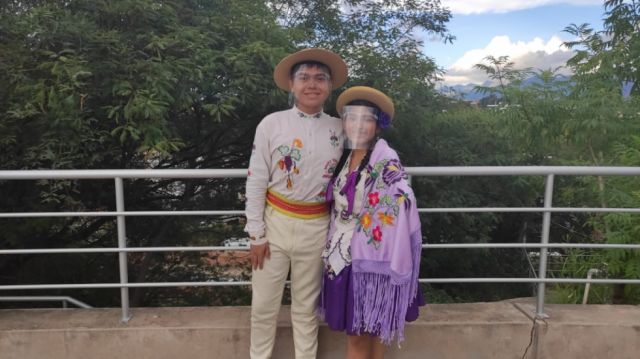 Armin Altamirano y Madeley Gareca luciendo sus vestimentas chapacas.