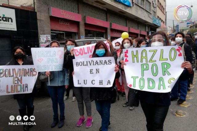 Por la equidad de género, mujeres protagonizan masiva marcha en La Paz 