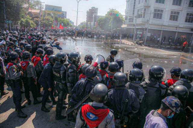 Fuerzas de Myanmar arrinconaron a manifestantes