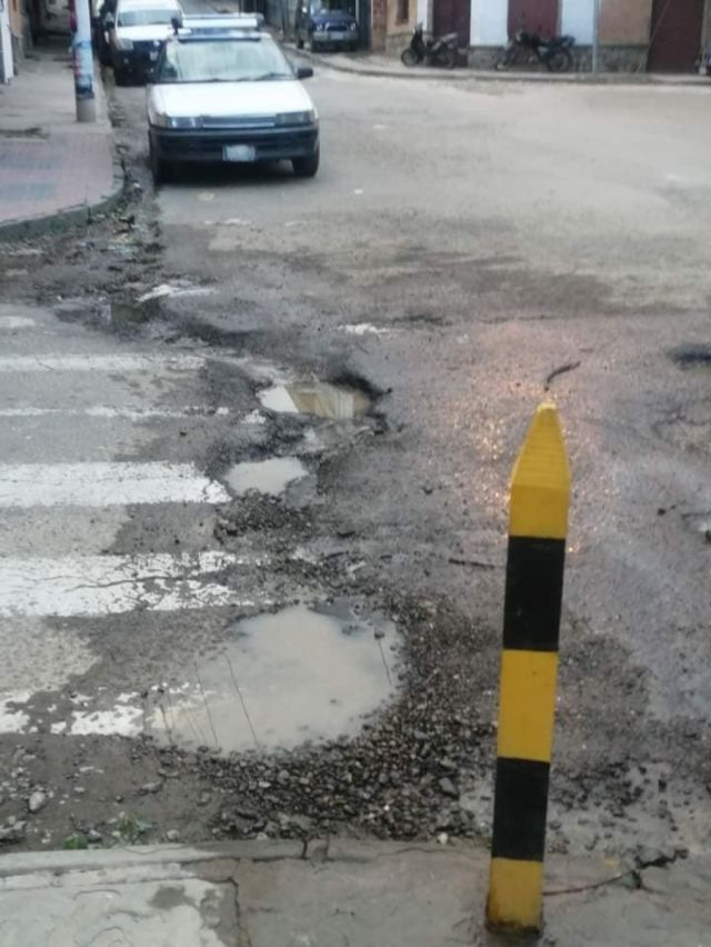 Baches en el asfaltado requieren refacción de la Alcaldía
