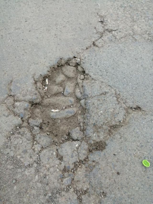 Baches en el asfaltado requieren refacción de la Alcaldía