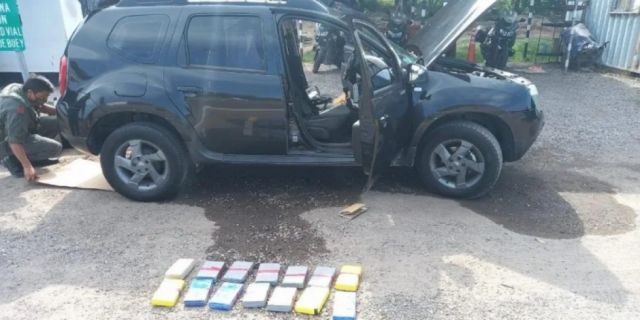 Llevaban 30 kg de cocaína en el airbag y paragolpe del auto