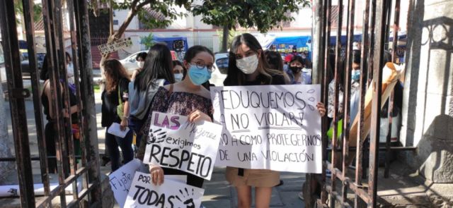 Fernanda Donaire y Clarissa Merino con sus carteles.