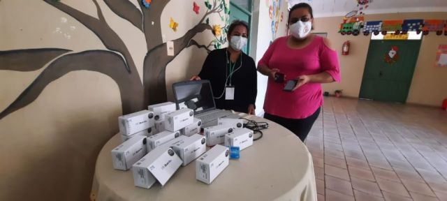 Maestra dona 15 celulares a un hogar de niños en Bermejo