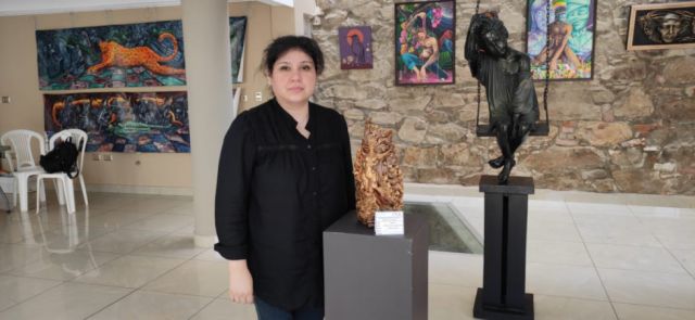 Maggi Aguirre Rivera (Tarija) y su escultura “Confianza”.