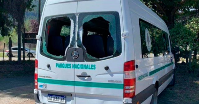 Atacan a pedradas el vehículo de Fernández