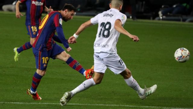 El Barcelona goleó al débil  Huesca y da pelea en La Liga
