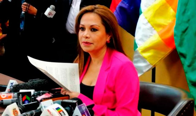 Exministra Lizárraga solicita refugio a Perú