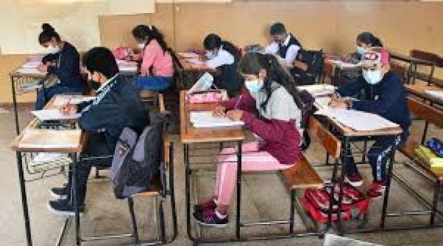 Ministerio de Educación prevé clases semipresenciales en todo el país desde abril
