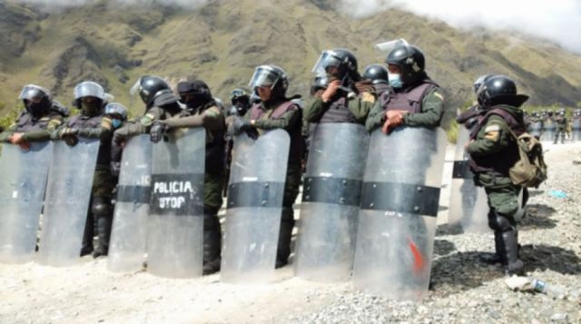 Policías arrestan a 12 cocaleros de Adepcoca