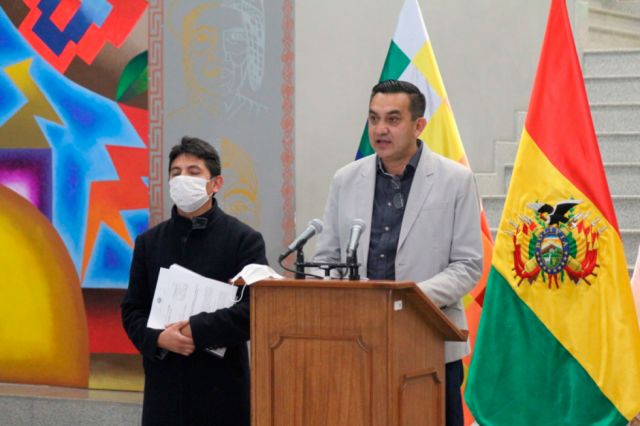 Exministro Yerko Núñez se  declara en la clandestinidad