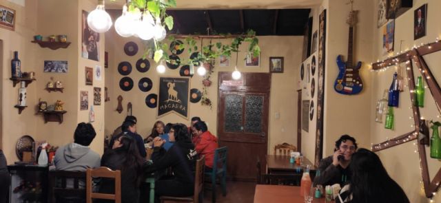 Así lucía la pizzería con los primeros clientes de la noche.